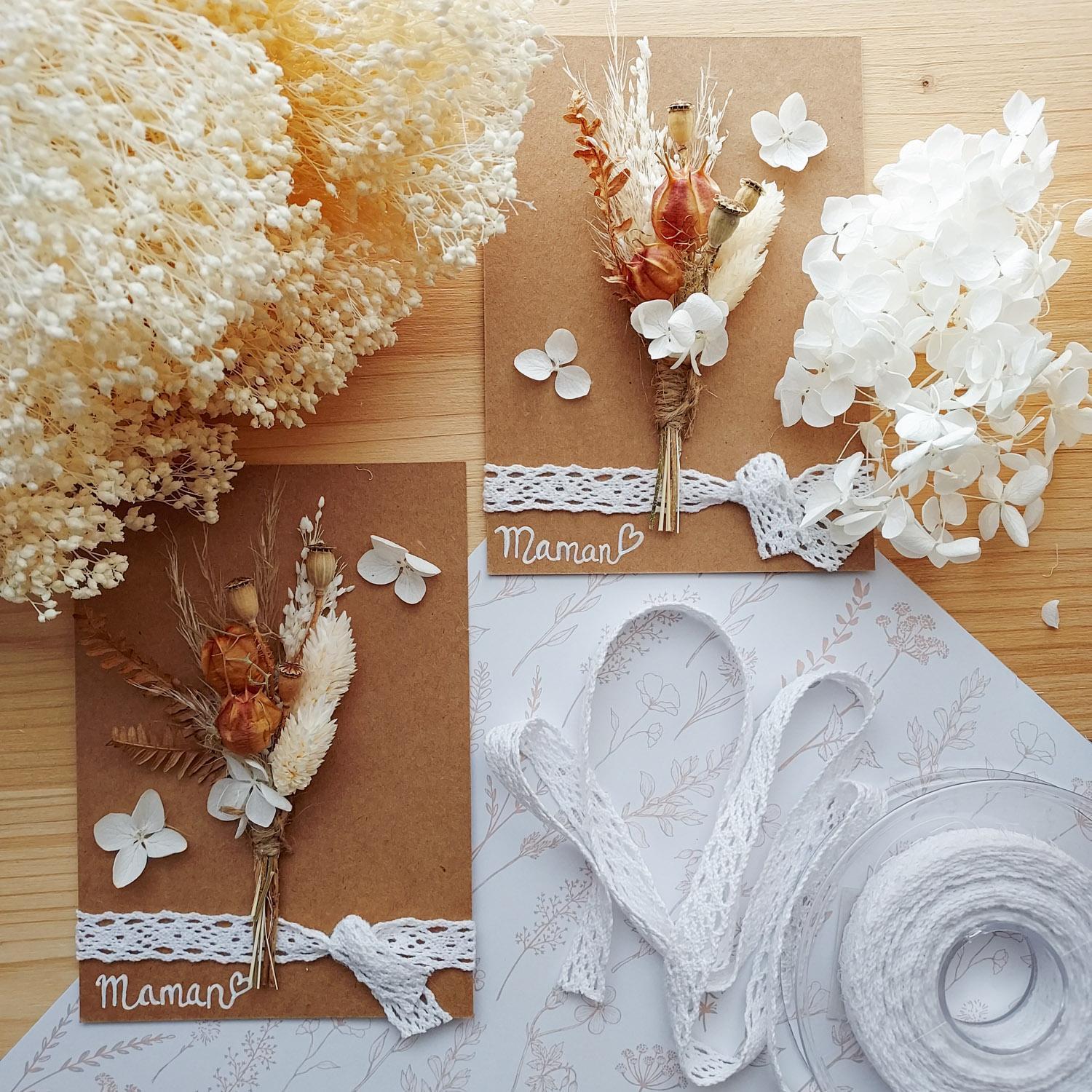 carte fleurs séchées et ruban dentelle "maman"