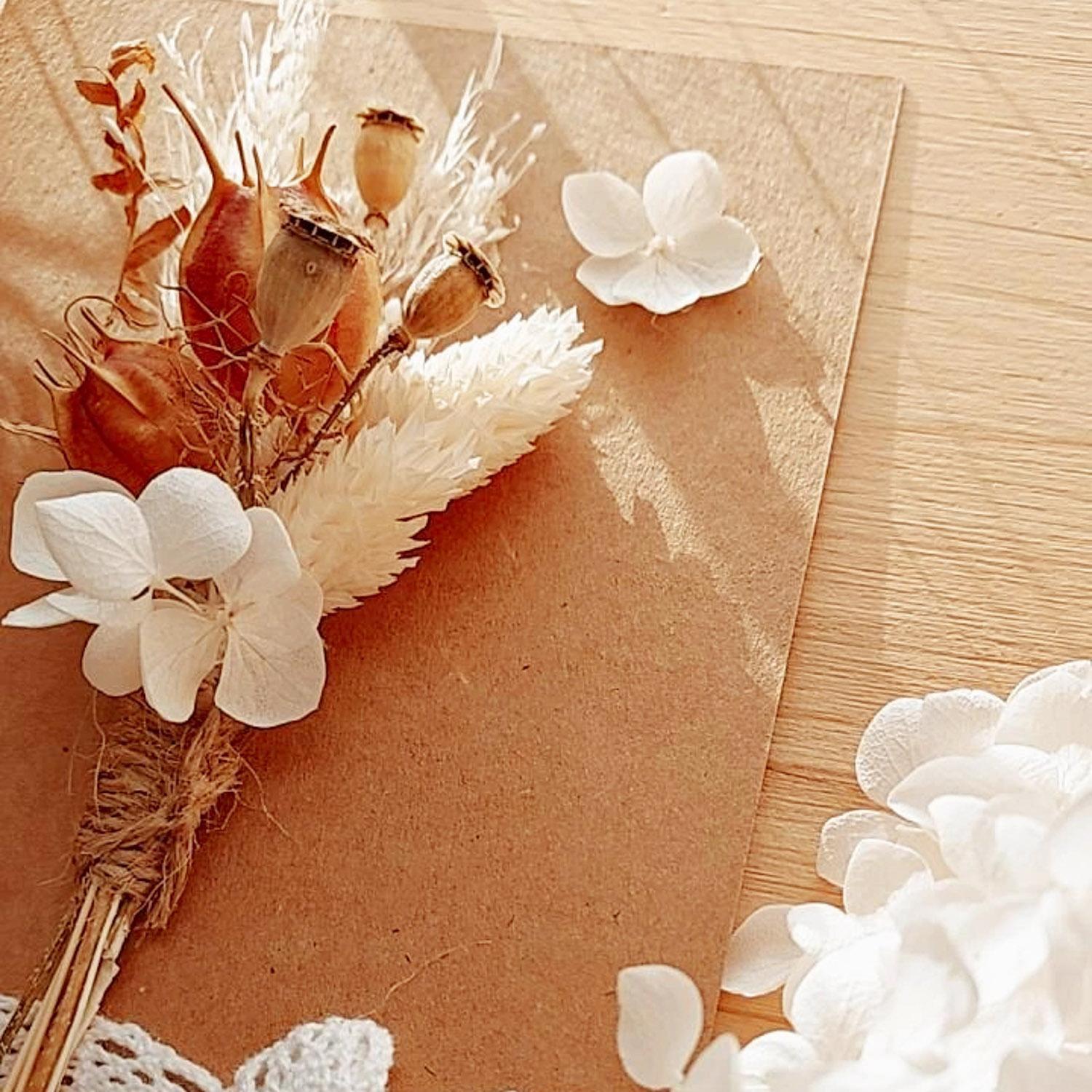carte fleurs séchées et ruban dentelle "maman" carte fleurs séchées et ruban dentelle "maman"
