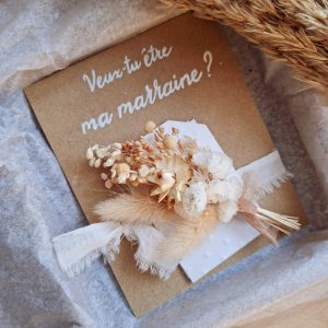 boutonnière en fleurs séchées et sa jolie boite cadeau